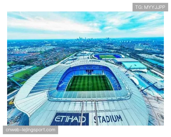 伊蒂哈德球场座无虚席，曼城球迷挥舞旗帜营造蓝色海洋